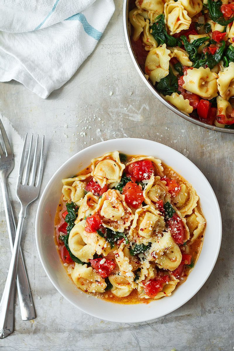 Easy Dinner Recipes For Two Healthy
 Tortellini Pasta in Garlic Spinach Tomato Sauce – Best