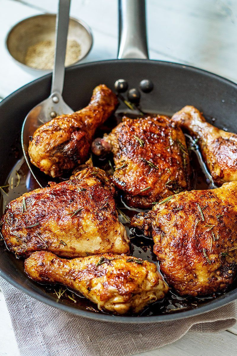 Рецепт домашней курицы на сковороде. Жареная курица. Горячие блюда. Куриные ножки на сковороде. Жареная Курочка с хрустящей корочкой.